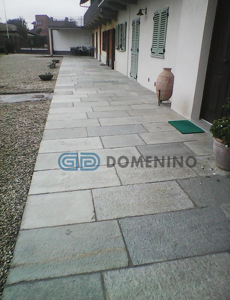 Quadrettoni in pietra di Luserna, colore misto, misure a correre  |Dalles Bords Martelines, en pierre de Luserna, couleur mixte |Bodenplatten Oberfläche gespalten, Luserna gneis,  Farbe gemischt